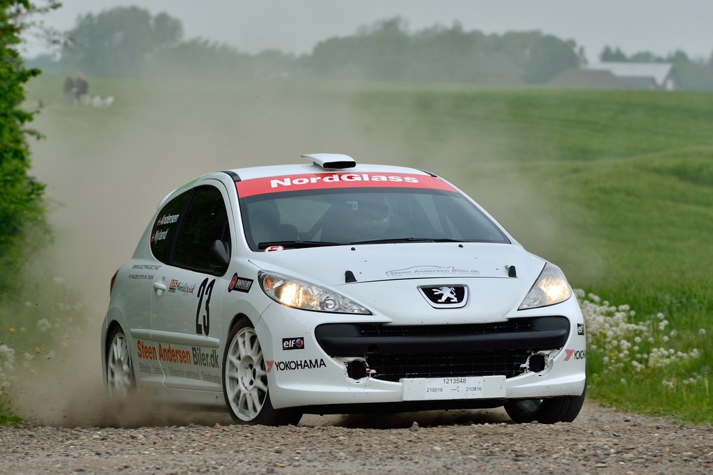 Thomas Andersen og Casper Nyland har fået virkelig godt tag på deres Peugeot 207 RC. Her er de lynskudt i et sving under andet løb til danmarksmesterskabet i rally
(Foto: Michael Eisenberg)